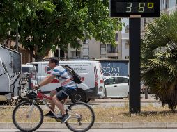 Vista de un termómetro que marca 38 grados en Mahón, Menorca, este viernes, en España. EFE/D. Arquimbau