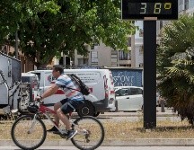 Vista de un termómetro que marca 38 grados en Mahón, Menorca, este viernes, en España. EFE/D. Arquimbau