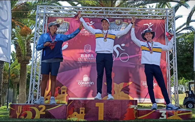 Francisco Solorza (centro) fue el autor de este valioso triunfo al consagrarse dentro de la categoría Sub-18 de Golf. CORTESÍA