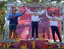 Francisco Solorza (centro) fue el autor de este valioso triunfo al consagrarse dentro de la categoría Sub-18 de Golf. CORTESÍA