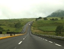 La SICT exhorta a la ciudadanía a revisar vehículos antes de salir a carreteras, evitar el uso del celular mientras conducen y respetar señalamientos viales. EL INFORMADOR / ARCHIVO