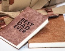 Sorprende a papá en este Día del Padre con un gran regalo. ESPECIAL/Photo by Hope House Press-Leather Diary Studio on Unsplash.