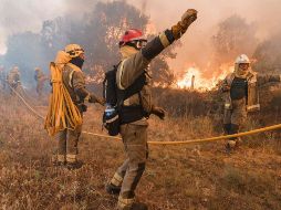 Bomberos trabajan contra un incendio en Pumarejo, cerca de Zamora. AFP/C. Manso