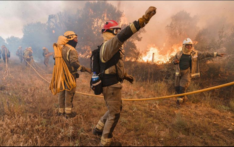 Bomberos trabajan contra un incendio en Pumarejo, cerca de Zamora. AFP/C. Manso