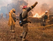 Bomberos trabajan contra un incendio en Pumarejo, cerca de Zamora. AFP/C. Manso