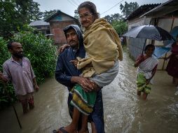Militares indios apoyan las labores de rescate en las comunidades más afectadas. AP/A. Nath