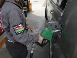Sin el subsidio a los combustibles que aplica el Gobierno federal, el consumidor tendría que pagar cinco pesos más por cada litro. EL INFORMADOR/Archivo