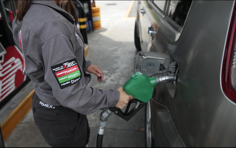 Sin el subsidio a los combustibles que aplica el Gobierno federal, el consumidor tendría que pagar cinco pesos más por cada litro. EL INFORMADOR/Archivo