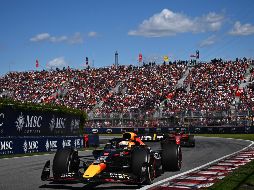Un safety car en la vuelta 50 por un incidente con el japonés  Yuki Tsunoda hizo que Verstappen quien estaba colocado en el segundo sitio, entrara a pits. AFP / C. Mason