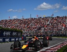 Un safety car en la vuelta 50 por un incidente con el japonés  Yuki Tsunoda hizo que Verstappen quien estaba colocado en el segundo sitio, entrara a pits. AFP / C. Mason