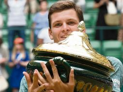 Mostrando buen tenis, el polaco se impuso con contundencia a Daniil Medvedev en Alemania. AFP