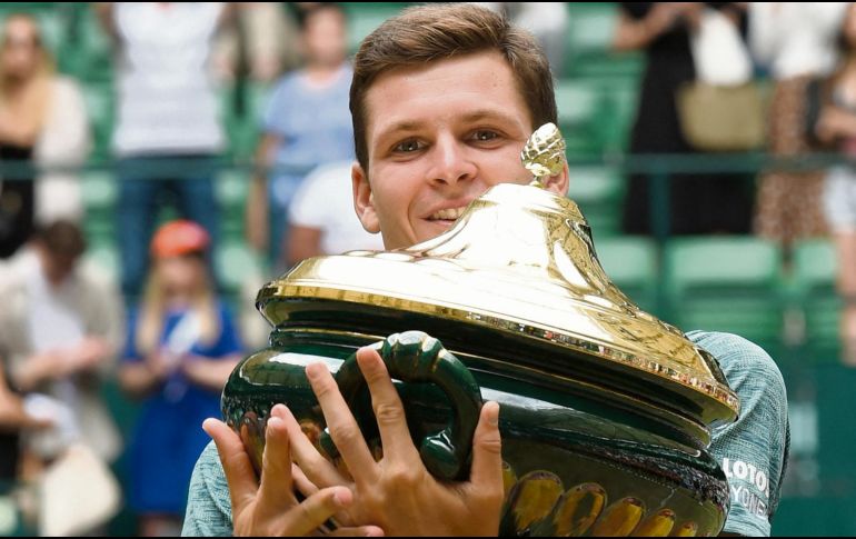 Mostrando buen tenis, el polaco se impuso con contundencia a Daniil Medvedev en Alemania. AFP