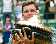 Mostrando buen tenis, el polaco se impuso con contundencia a Daniil Medvedev en Alemania. AFP