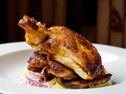 La selección genética ha hecho que los pollos que consumimos actualmente crecieran un 400%, según un estudio de la Universidad de Alberta.  CECILIA TOMBESI\BBC MUNDO