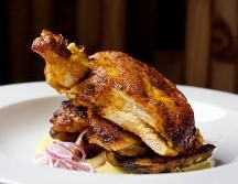 La selección genética ha hecho que los pollos que consumimos actualmente crecieran un 400%, según un estudio de la Universidad de Alberta.  CECILIA TOMBESI\BBC MUNDO