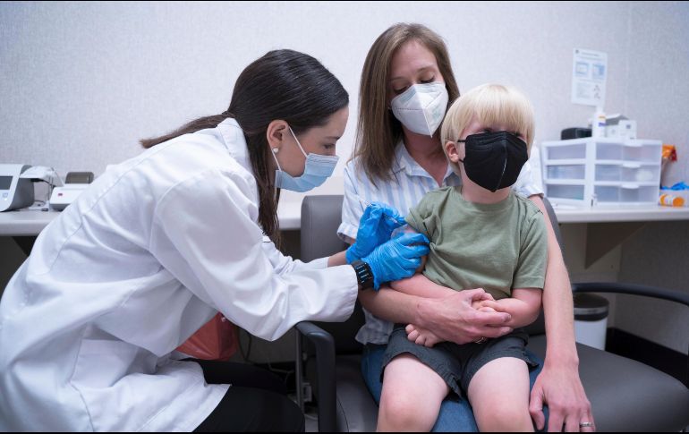 Fletcher Pack, un niño de tres años, se vacunó contra el COVID hoy lunes. AP / S. Rayford