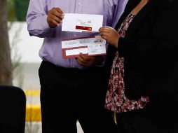 Son alrededor de ocho millones de personas de la tercera edad quienes reciben esta ayuda, y que deben acudir a comercios y entidades bancarias para poder retirar su dinero. SUN / ARCHIVO