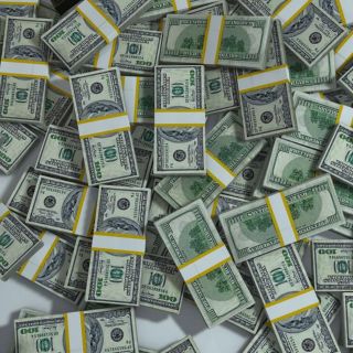 ¡Hombre con suerte! Le depositan por error una suma millonaria a un empleado y se fuga con el dinero