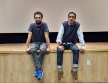 Nicolás Pereda (izq) fue acompañado por el actor Lázaro Gabino (der), y previo a su estreno en Guadalajara hablaron acerca de la película. ESPECIAL