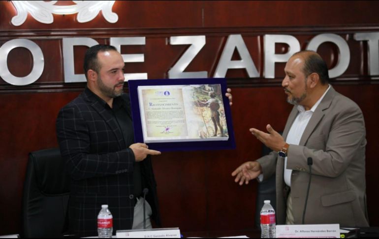 Durante la ceremonia el presidente municipal de Zapotlanejo, Gonzalo Álvarez Barragán, aplaudió la labor de Hernández Barrón a cargo de la CEDHJ. ESPECIAL