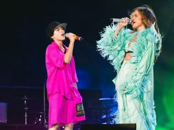 Tras el discurso de JLo, Emme apareció ante la multitud vistiendo una camisa y pantalones cortos rosas, una gorra negra, un micrófono decorado con los colores del arcoíris. TWITTER / @JLo