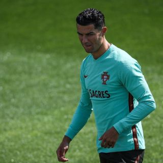 ¡Pobre hombre! Empleado choca el Bugatti de CR7 y así quedó