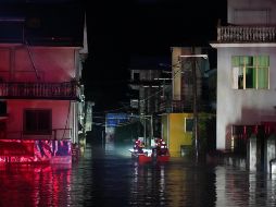 Rescastistas entran a una aldea de Dexing, al este de China, para evacuar a personas varadas por la inundación. XINHUA/M. Zhou