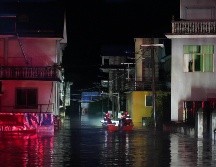 Rescastistas entran a una aldea de Dexing, al este de China, para evacuar a personas varadas por la inundación. XINHUA/M. Zhou