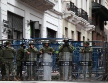 El Palacio de Carondelet, la sede del gobierno nacional, amaneció fuertemente resguardado por cientos de policías y militares, vallas y alambres de púas. EFE / J. Jácome