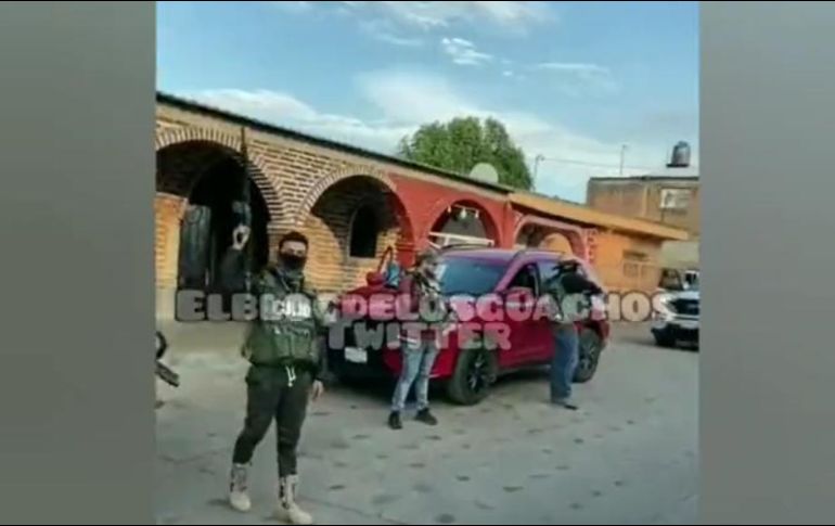 Se difundió un video con 25 hombres con armas largas y chalecos en Tizapán el Alto. ESPECIAL
