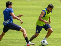 Alexis Vega (der.), quien fue el mejor goleador de Chivas la campaña pasada, entrena junto a Pablo Yrizar, un delantero que busca mejor suerte. IMAGO7/F. Meza