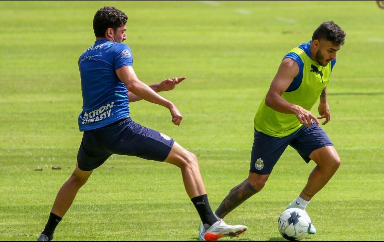 Alexis Vega (der.), quien fue el mejor goleador de Chivas la campaña pasada, entrena junto a Pablo Yrizar, un delantero que busca mejor suerte. IMAGO7/F. Meza
