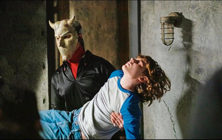 Ethan Hawke, como “The Grabber”, y Mason Thames, como “Finney Shaw”. CORTESÍA/ Universal Pictures