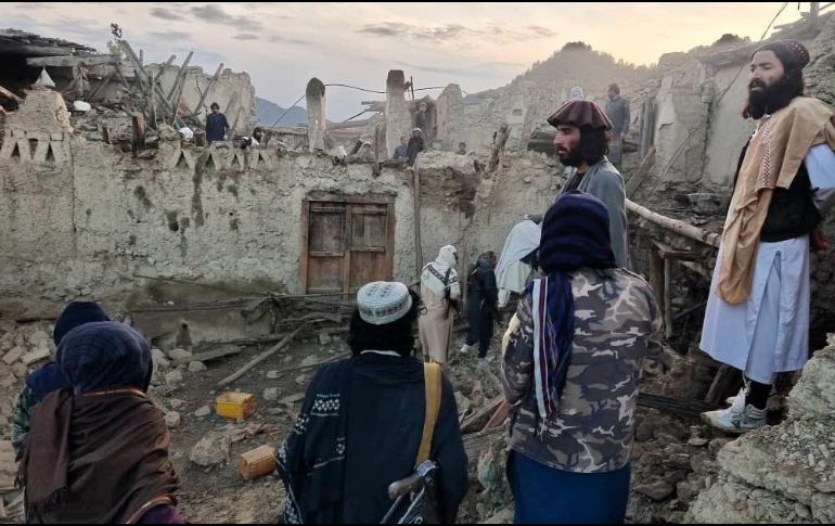 En las redes sociales se ven fotos de casas derrumbadas en las calles de un pueblo, en esta región rural pobre y remota. AP /