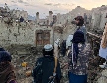 En las redes sociales se ven fotos de casas derrumbadas en las calles de un pueblo, en esta región rural pobre y remota. AP /