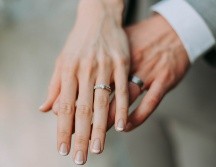 El simbolismo de este anillo es la confianza y entrega de los enamorados ante esta unión. UNSPLASH