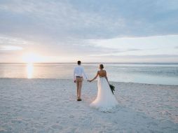Casarse en la playa es el sueño que tienen muchas parejas y puede ofrecer un espectáculo sin igual a todos los invitados. UNSPLASH