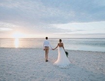 Casarse en la playa es el sueño que tienen muchas parejas y puede ofrecer un espectáculo sin igual a todos los invitados. UNSPLASH