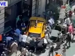 Entre 15 y 20 neoyorkinos batallaron por mover el taxi, donde se encontraban las mexicanas de San Luis Potosí. SUN/ESPECIAL