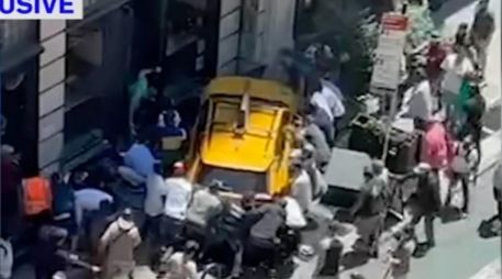 Entre 15 y 20 neoyorkinos batallaron por mover el taxi, donde se encontraban las mexicanas de San Luis Potosí. SUN/ESPECIAL