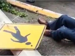 El lesionado fue atendido por paramédicos que arribaron al sitio y trasladado a un hospital. ESPECIAL/CAPTURA DE VIDEO