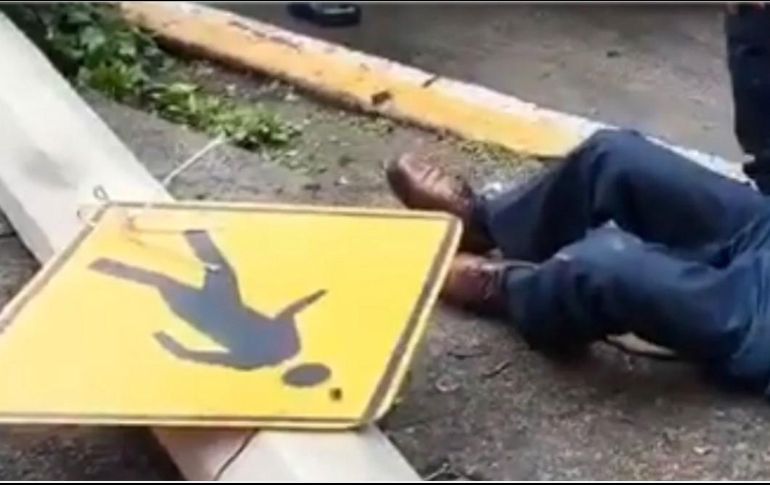 El lesionado fue atendido por paramédicos que arribaron al sitio y trasladado a un hospital. ESPECIAL/CAPTURA DE VIDEO