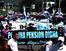 Exigen al gobierno del presidente Nayib Bukele una reforma integral del sistema de pensiones para tener un retiro digno. EFE/M. Lemus