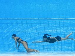 En el rescate además colaboró un auxiliar de la competición y junto a Andrea Fuentes lograron sacar de la alberca a Anita Álvarez. AFP/O. SCARFF