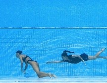 En el rescate además colaboró un auxiliar de la competición y junto a Andrea Fuentes lograron sacar de la alberca a Anita Álvarez. AFP/O. SCARFF