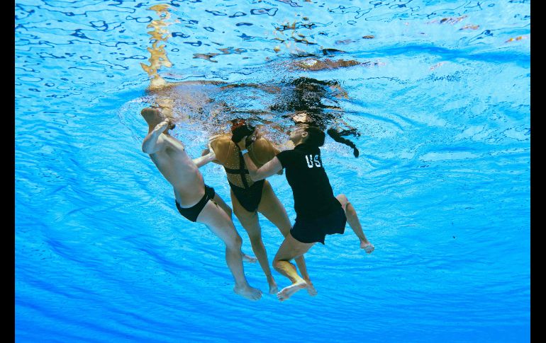 En el rescate además colaboró un auxiliar de la competición y junto a Andrea Fuentes lograron sacar de la alberca a Anita Álvarez. AFP/O. SCARFF