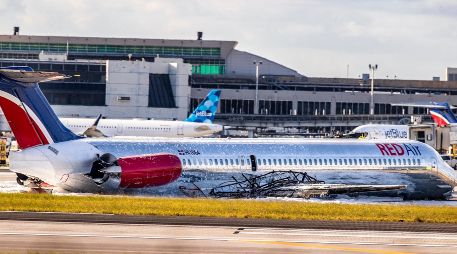 Un avión de una aerolínea dominicana se incendió el martes a su llegada al aeropuerto de Miami. AP