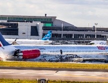 Un avión de una aerolínea dominicana se incendió el martes a su llegada al aeropuerto de Miami. AP