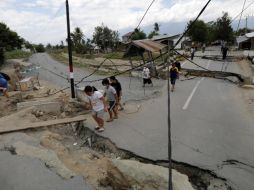 Lugareños caminan por las calles de Petobo, Indonesia, después de que un terremoto de magnitud 8 en 2018 dejara más de mil muertos. EFE/ARCHIVO
