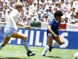 Hoy se cumplen 36 años del gol más recordado quizá de la carrera de Maradona. ARCHIVO